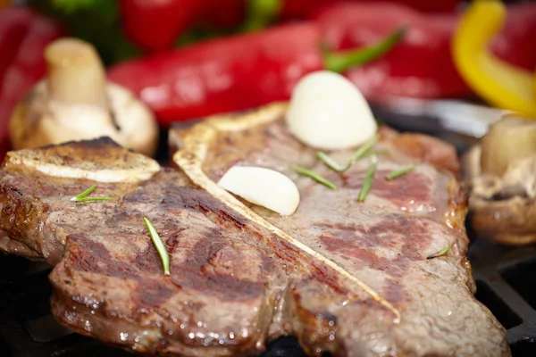T-bone steak with vegetable spears — Stock Photo, Image