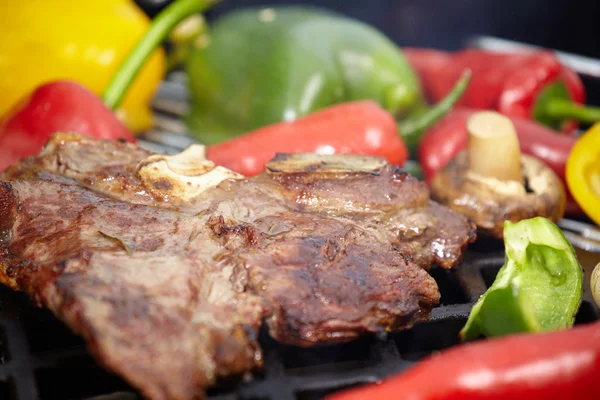 Bife T-bone com lanças vegetais — Fotografia de Stock