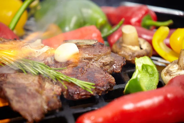 T-bone steak s zeleninou kopí — Stock fotografie