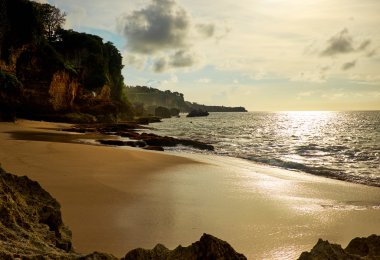 Güzel kırma dalgalar ile şaşırtıcı beach