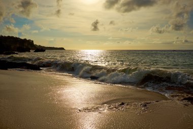 Güzel kırma dalgalar ile şaşırtıcı beach