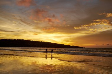 çiftlerin sunset plajında siluetleri