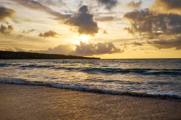 Günbatımında tropik plaj — Stok fotoğraf