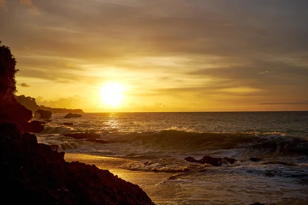 Plage incroyable avec de belles vagues de rupture — Photo