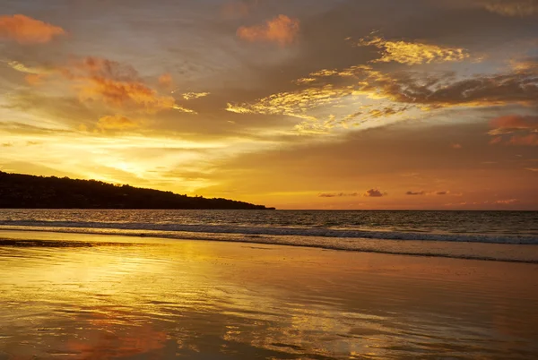 Plage incroyable avec de belles vagues de rupture — Photo