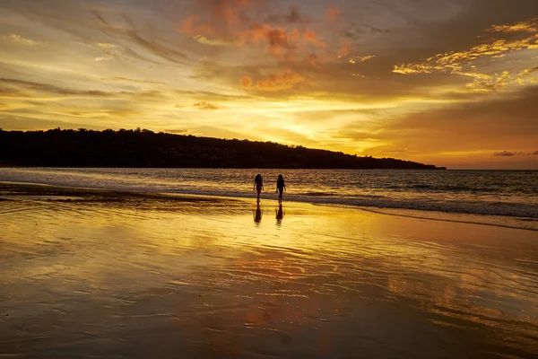 Tropikal bir plajda iki kız — Stok fotoğraf