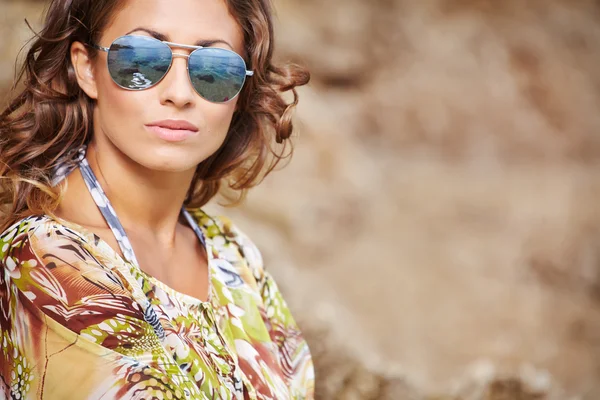 Schöne Frau am Strand. — Stockfoto