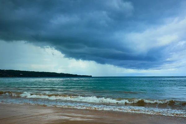 Amazing beach with beautiful breaking waves — Stock Photo, Image