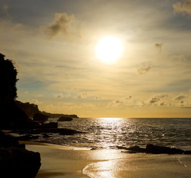 Günbatımı güzel kırma dalgalar ile