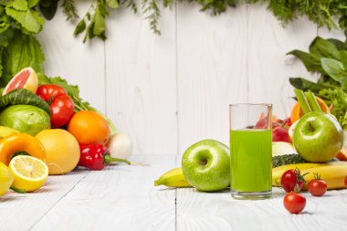 Detoks için çeşitli taze sebze suları