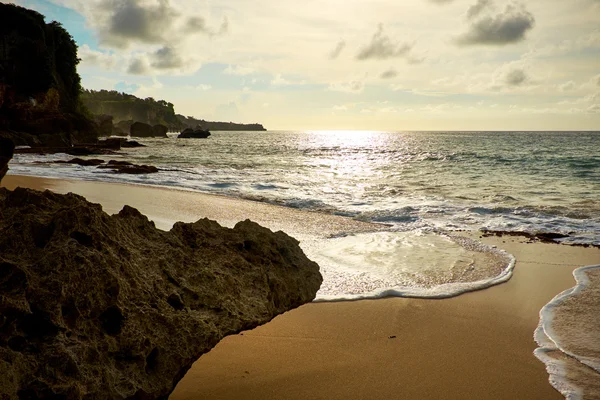 Sunset with beautiful breaking waves — Stock Photo, Image