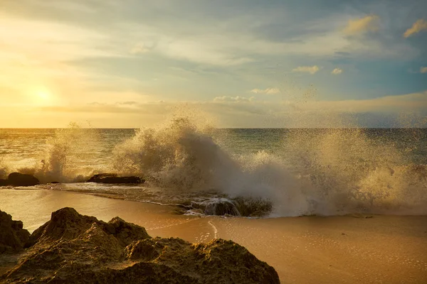 日落与美丽的浪花 — 图库照片