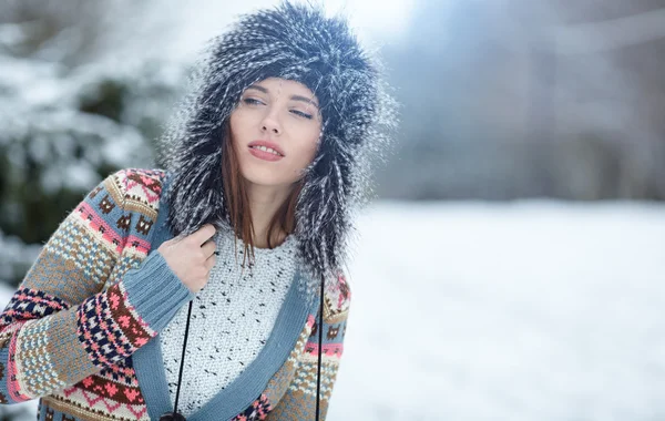 Mladá žena zimní portrét — Stock fotografie