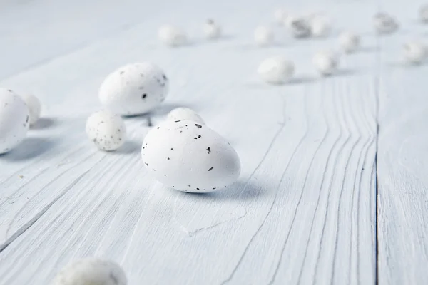 Easter eggs on white wood table — Stock Photo, Image