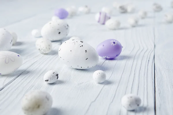 Ovos de Páscoa na mesa de madeira branca — Fotografia de Stock