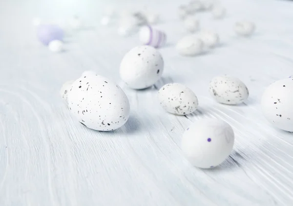 Huevos de Pascua sobre mesa de madera blanca — Foto de Stock