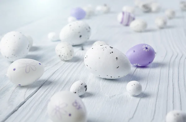 復活祭の卵は白い木製テーブルの上 — ストック写真