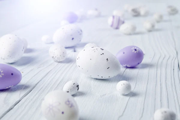 Huevos de Pascua sobre mesa de madera blanca — Foto de Stock