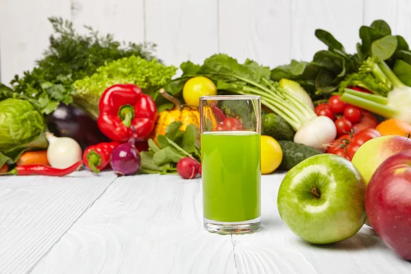 Verschiedene frische Gemüsesäfte zur Entgiftung — Stockfoto