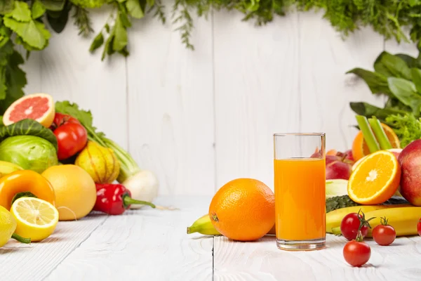 Vários sucos vegetais frescos para desintoxicação — Fotografia de Stock