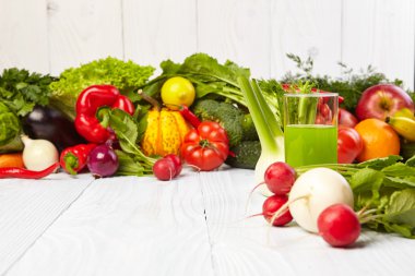 Meyve ve sebze ahşap masa sınırlarında