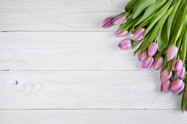 Eski tahta üzerinde mor laleler 