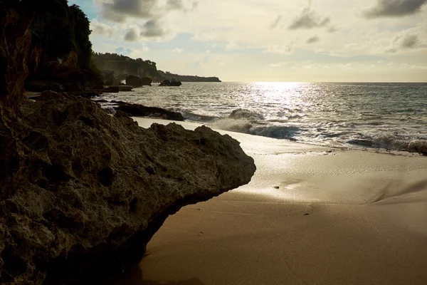 Coucher de soleil avec de belles vagues cassantes — Photo