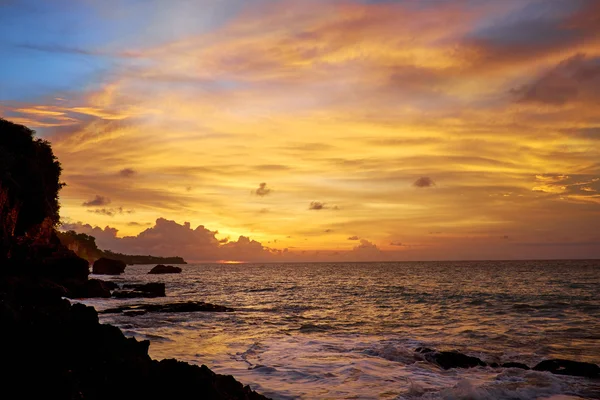 Puesta de sol con hermosas olas rompiendo — Foto de Stock