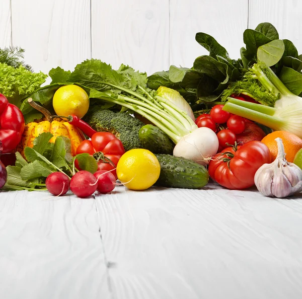 Fronteras de frutas y verduras en mesa de madera — Foto de Stock