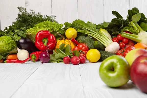 Frukt och grönsaker gränsar på träbord — Stockfoto