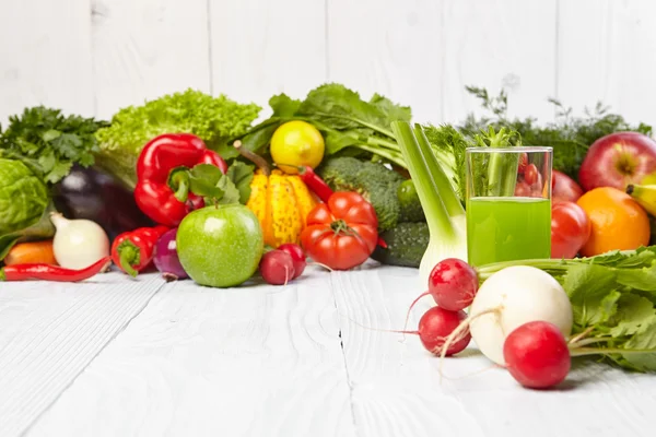 Различные свежие овощные соки для детоксикации — стоковое фото