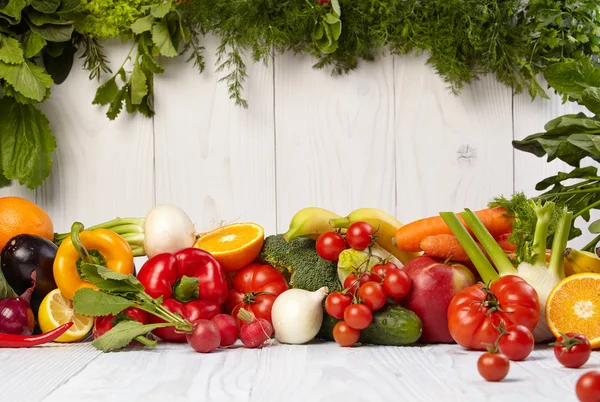 Frukt och grönsaker gränsar på träbord — Stockfoto