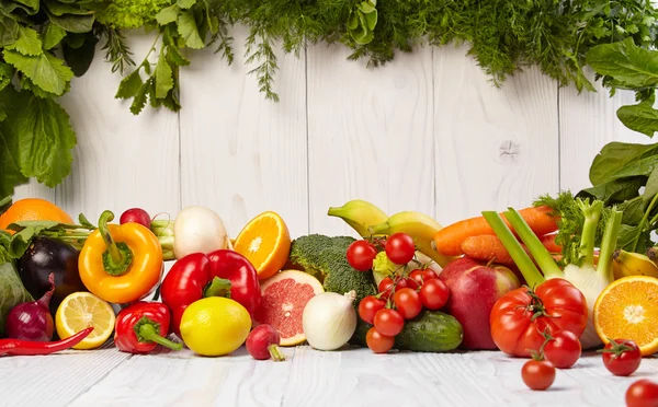 Fronteiras de frutas e vegetais em mesa de madeira — Fotografia de Stock