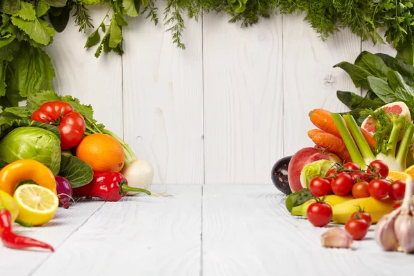 Fronteras de frutas y verduras en mesa de madera —  Fotos de Stock