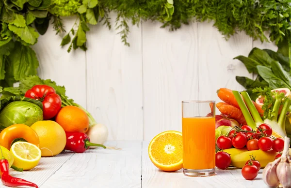 Zumo fresco, mezclar frutas y verduras —  Fotos de Stock