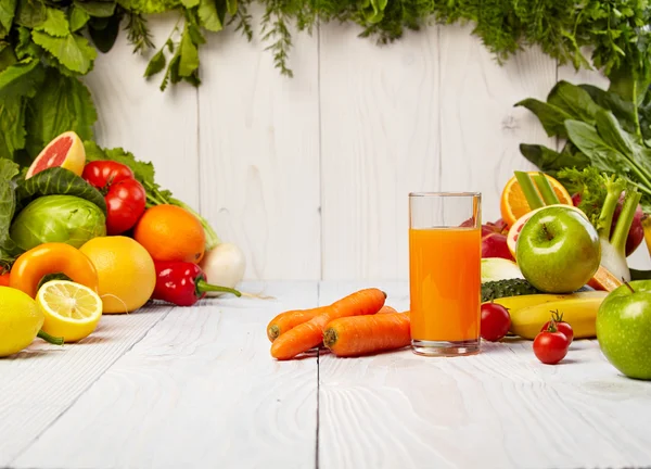 Sumo fresco, mistura de frutas e vegetais — Fotografia de Stock