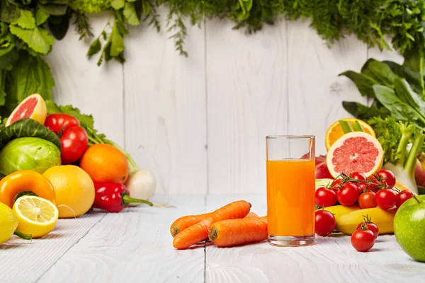 Vários sucos vegetais frescos para desintoxicação — Fotografia de Stock