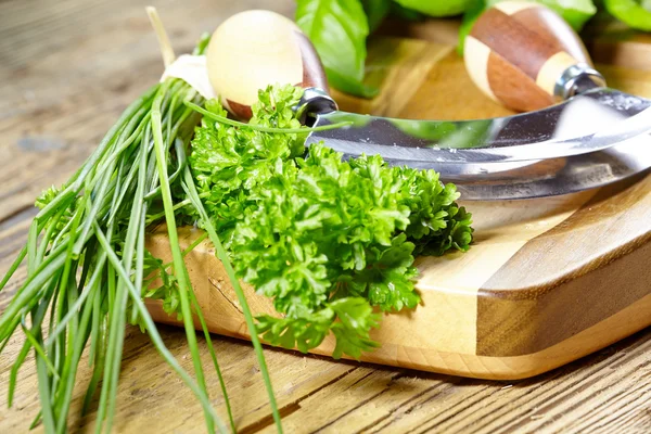 Chopped herbs on cutting board — Stock Photo, Image