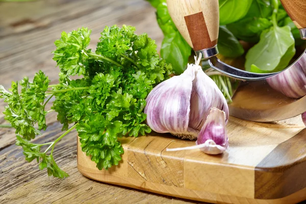 Chopped herbs on cutting board — Stock Photo, Image