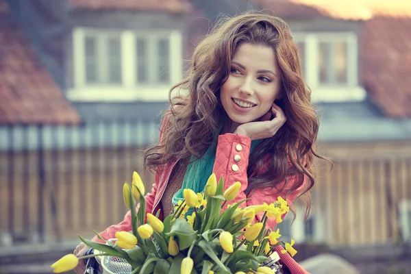 Foto de estilo de moda de una mujer de primavera — Foto de Stock