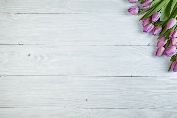 Paarse tulpen op oude gebruikte hout — Stockfoto