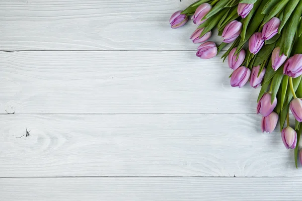 Paarse tulpen op oude gebruikte hout — Stockfoto