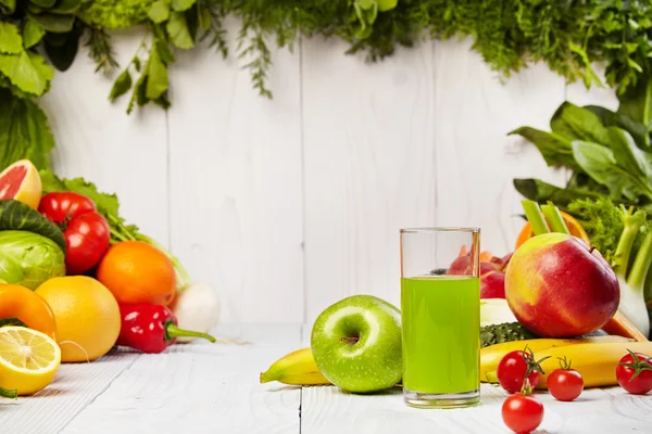 Vários sucos vegetais frescos para desintoxicação — Fotografia de Stock