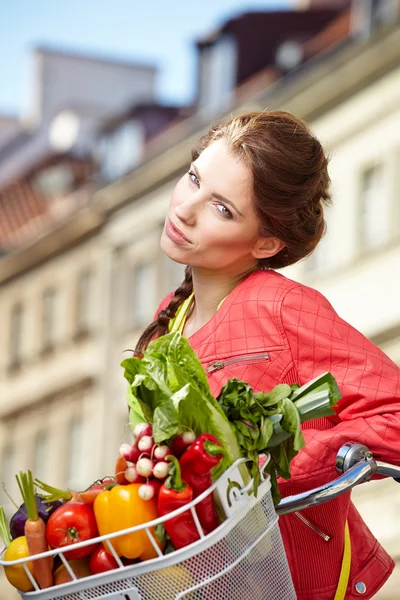 Femme avec vélo et épicerie — Photo