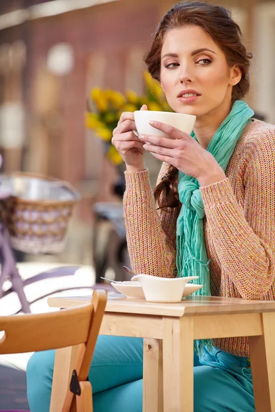 Meisje, drinken koffie in een oude stad café — Stockfoto