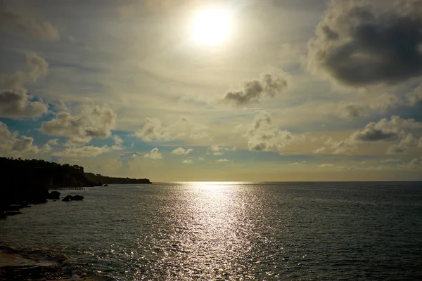 Tramonto con belle onde che si rompono — Foto Stock