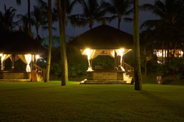 Boş evlerin sıcak ışıkla aydınlatılmış