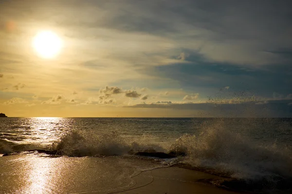 Kleurrijke dageraad boven de zee — Stockfoto