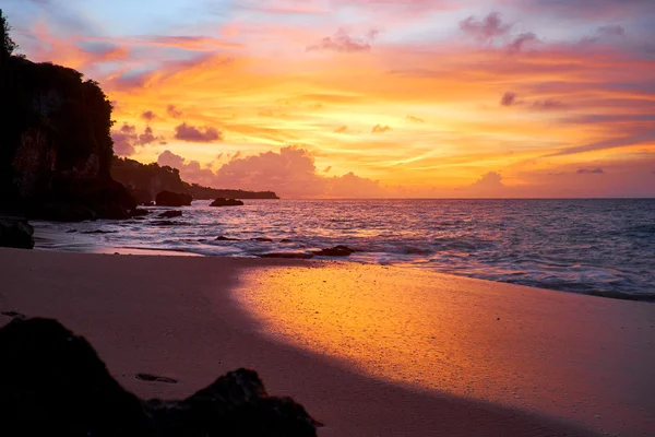 Colorido amanecer sobre el mar — Foto de Stock