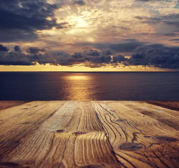 Tropik sahilde ahşap masa arka plan — Stok fotoğraf